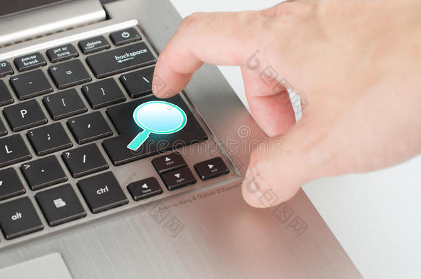 键盘上的亮蓝色放大镜绘图搜索按钮