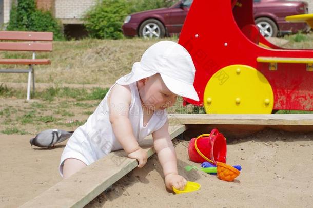 孩子在操场上玩沙子