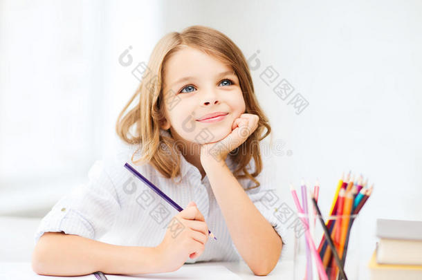 女孩在学校用<strong>铅笔画画</strong>