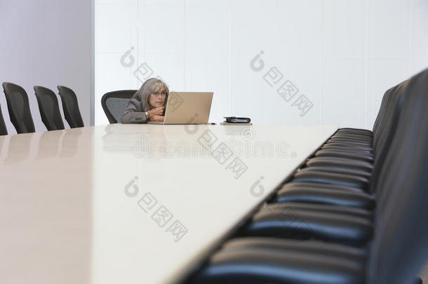 女商人在董事会<strong>会议室</strong>看笔记本电脑