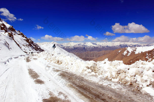 山间<strong>雪路</strong>至盘公湖