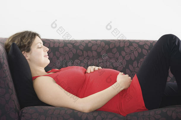 睡沙发的孕妇