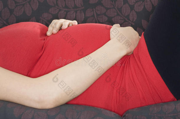 孕妇中腹部在沙发上放松