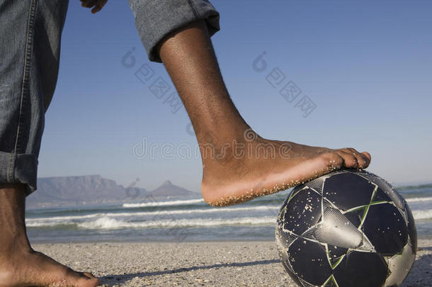 沙滩上赤脚足球特写