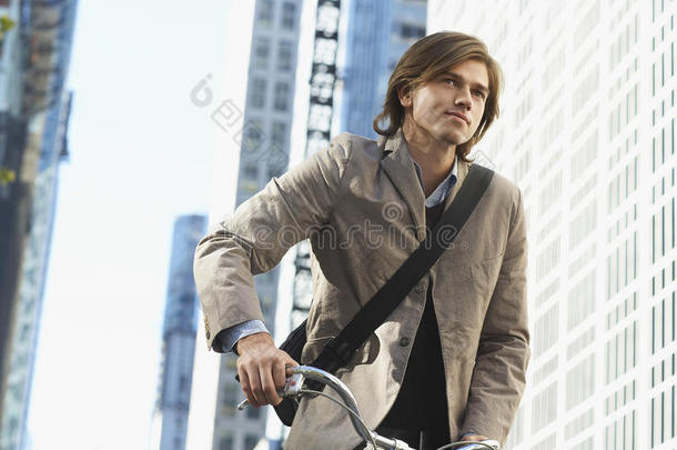 在市区骑自行车的商人