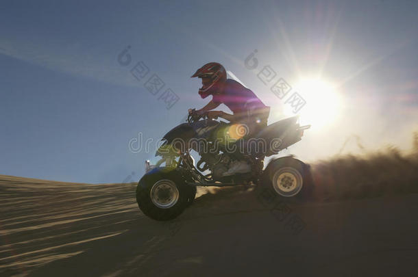 沙漠中骑四轮车的人