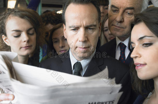 在火车上看报纸的<strong>通勤</strong>者