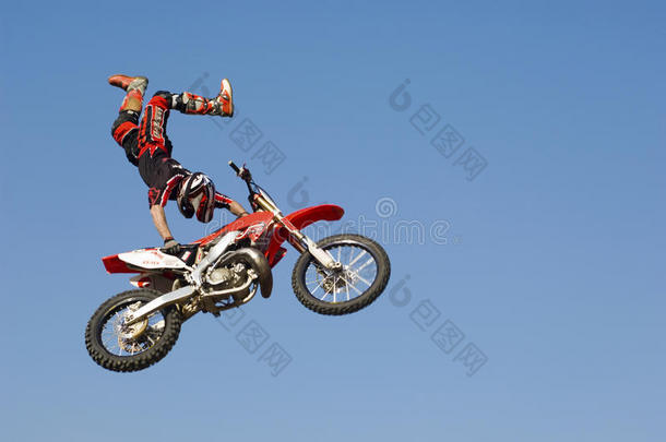 摩托车越野赛<strong>选手</strong>在空中与摩托车对抗表演<strong>特技</strong>