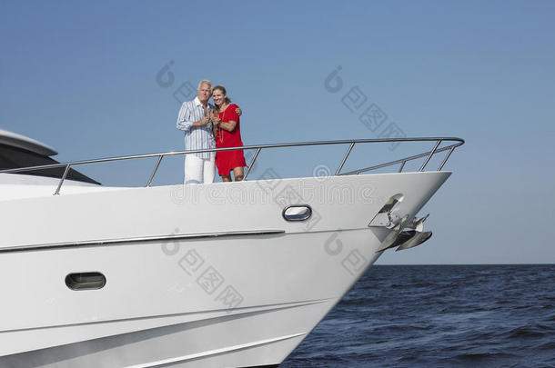 一对夫妇在游艇上畅饮