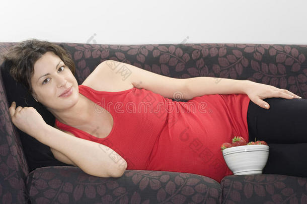 孕妇在沙发上休息