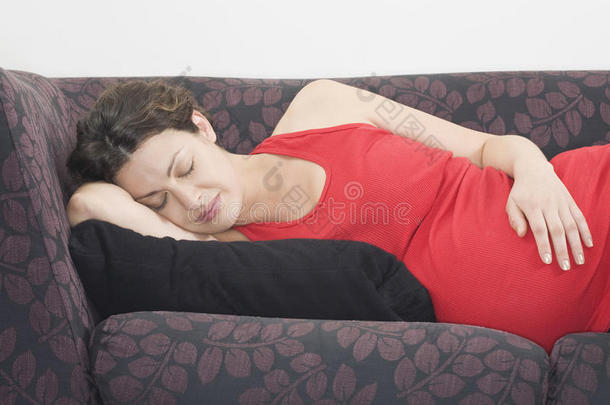 睡沙发的孕妇