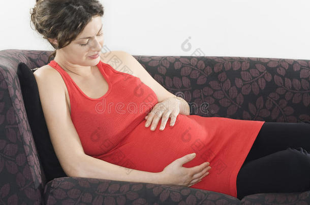 孕妇在沙发上休息