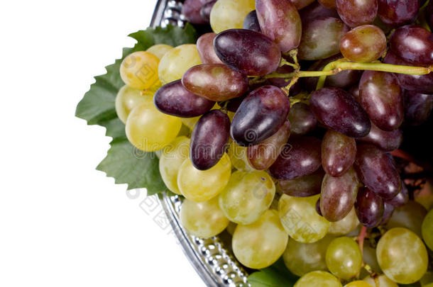 金属托盘上的红葡萄和绿葡萄