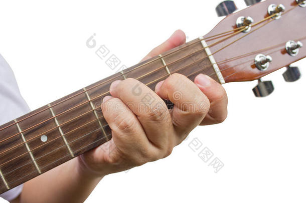 吉他手在吉他上弹奏f和弦。