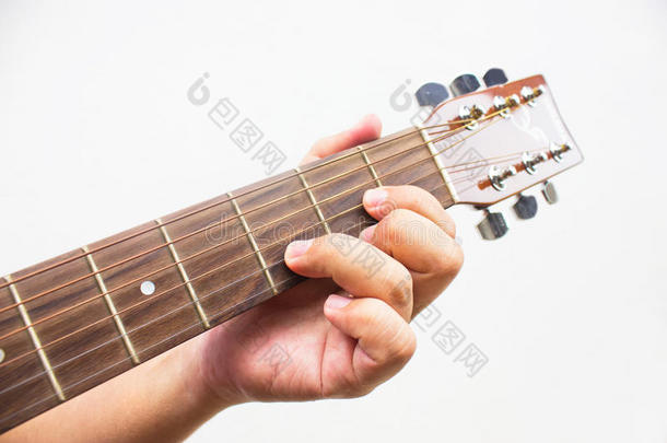 吉他手在吉他上弹奏d和弦。