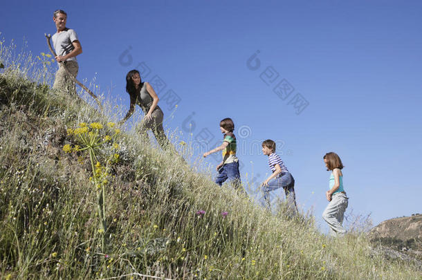 一家人走上草坡