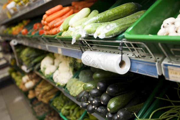 杂货店货架上的各种蔬菜
