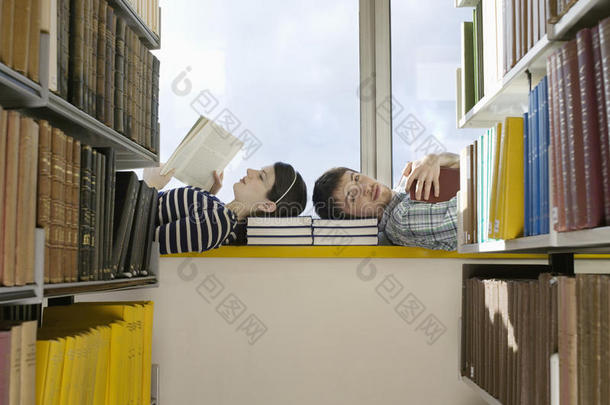 两名大学生在图书馆读书