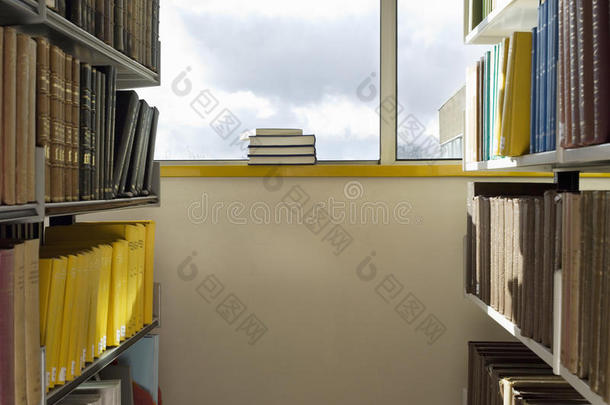 图书馆窗台上的一堆书