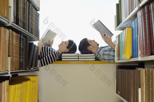 大学生图书馆阅读