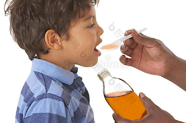 生病的孩子服用糖浆以防咳嗽或流感