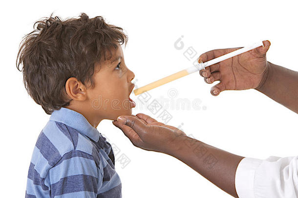 生病的孩子吃糖浆预防流感