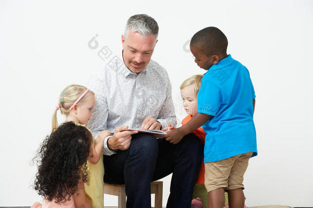 学前教师给孩子们读故事