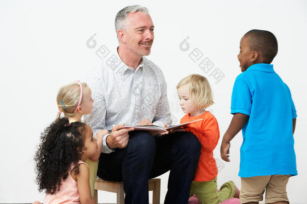 学前教师给孩子们读故事