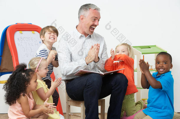学前教师给孩子们读故事和祈祷