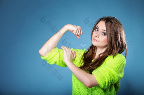 这个女孩显示出她的肌肉<strong>力量</strong>和<strong>力量</strong>