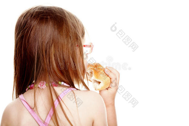 吃面包的<strong>小女孩背影</strong>孤寂