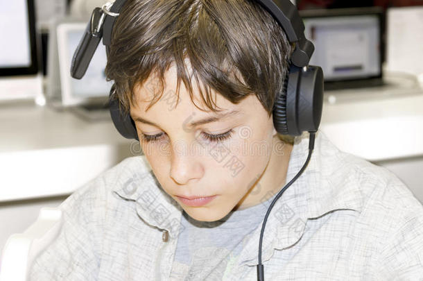 戴着耳机听音乐的小男孩的画像