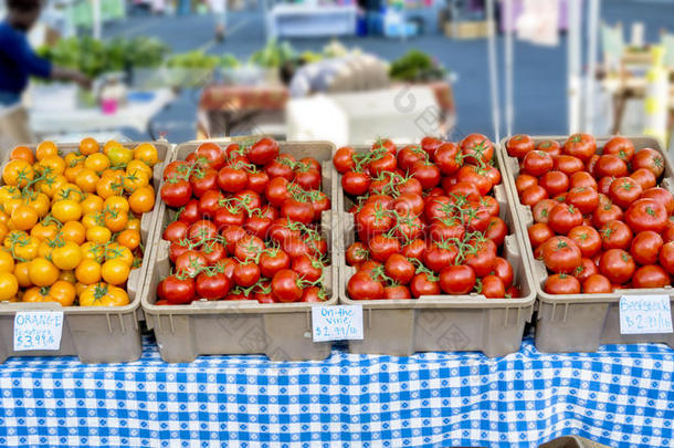 许多成熟的西红柿装在手提包里，标明出售