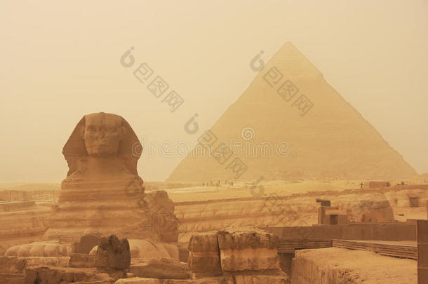 开罗沙尘暴中的哈弗雷狮身人面像和金字塔