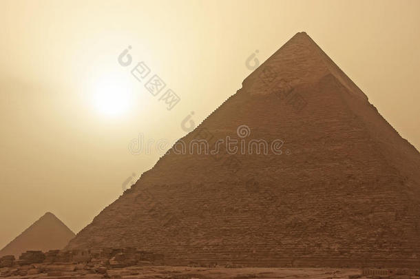 开罗，<strong>沙尘</strong>暴中的哈弗金字塔