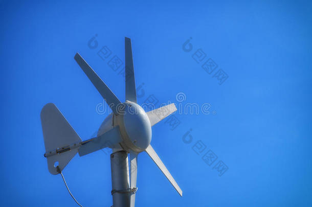 小型风力涡轮机。替代清洁能源、生态概念