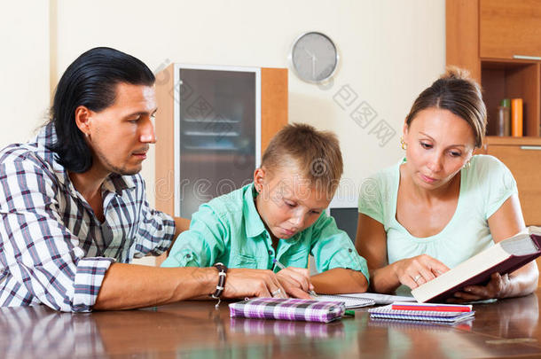 小学生和家长一起做家庭作业