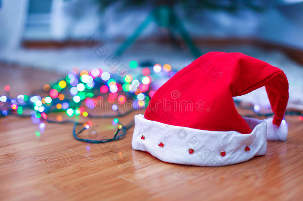 木地板上的红色圣诞老人帽