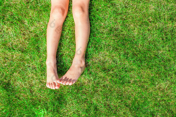 草地上一个年轻女孩的两条腿特写镜头