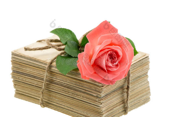 有粉红色玫瑰花的旧情书和明信片