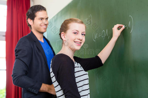 在学校数学课上测试学生的老师