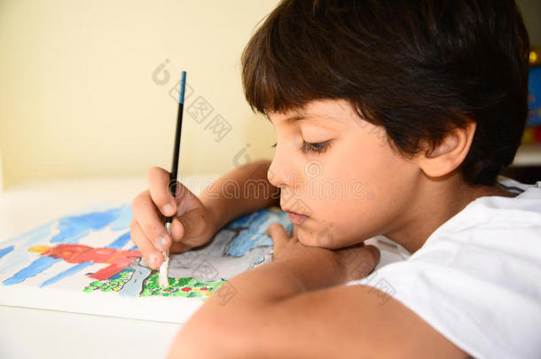 男孩画画拿着画笔