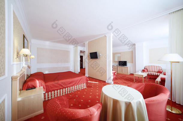 带红色床和客厅的卧室