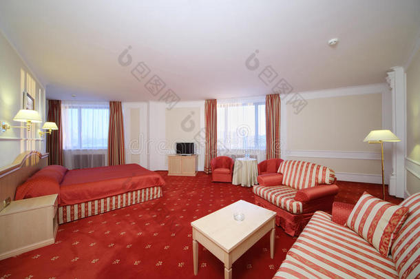 带红色亚麻布和红地毯的双人床的简单房间
