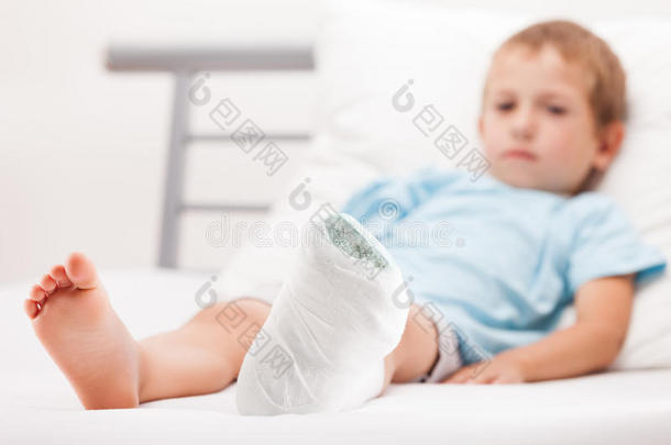 小男孩脚跟骨折用石膏绷带包扎