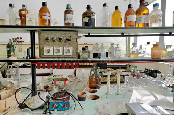 有很多瓶子的旧实验室