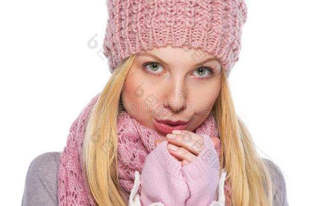 冬天穿衣服的女孩暖手