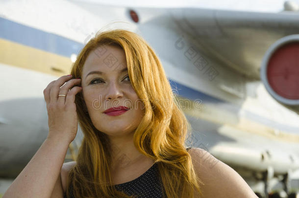 迷人的红发女人约飞机外出旅游
