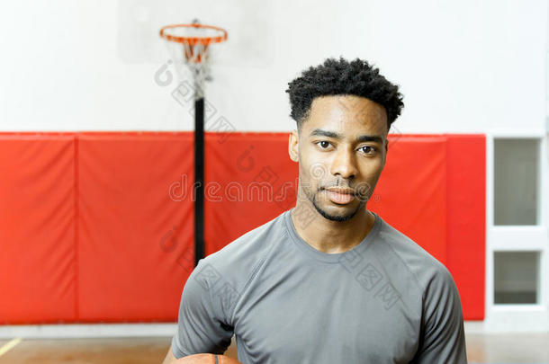 迷人的美国<strong>黑人篮球</strong>运动员