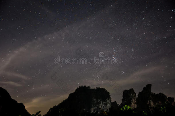 深邃的天空，星空，岩石峭壁。泰国。